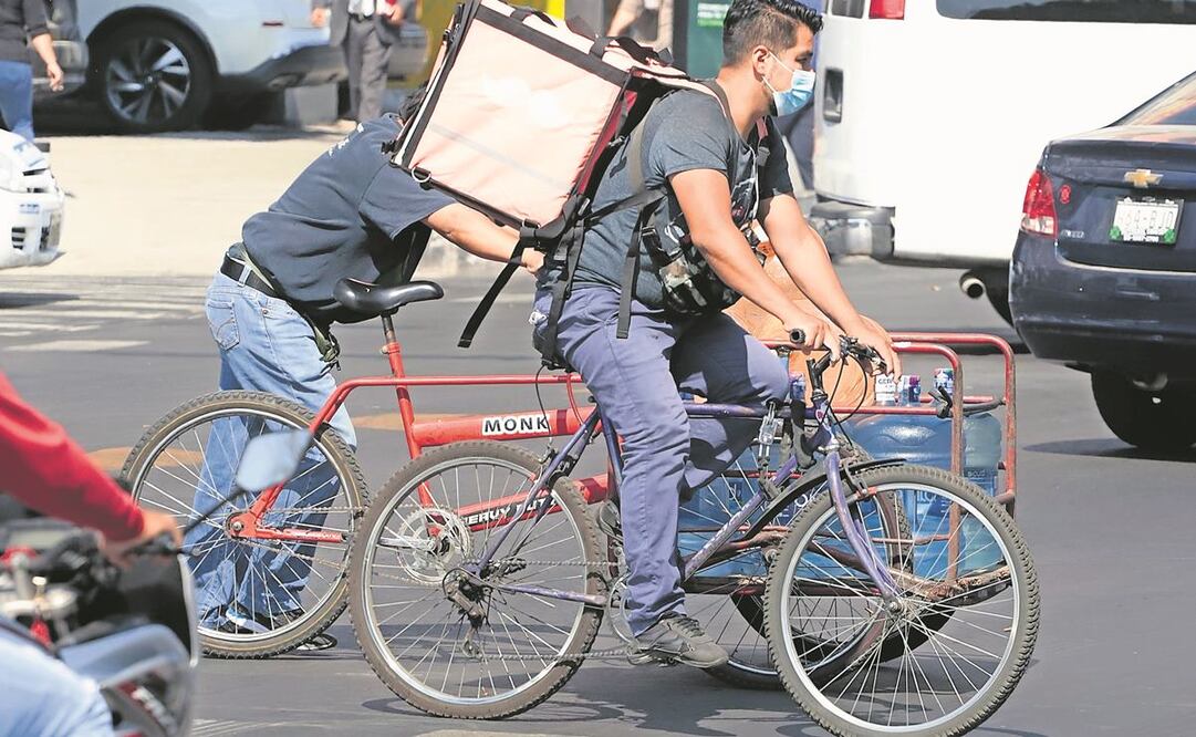Los repartidores de comida de las aplicaciones no cuentan con seguridad social ni otras prestaciones. Foto: Archivo/ EL UNIVERSAL.