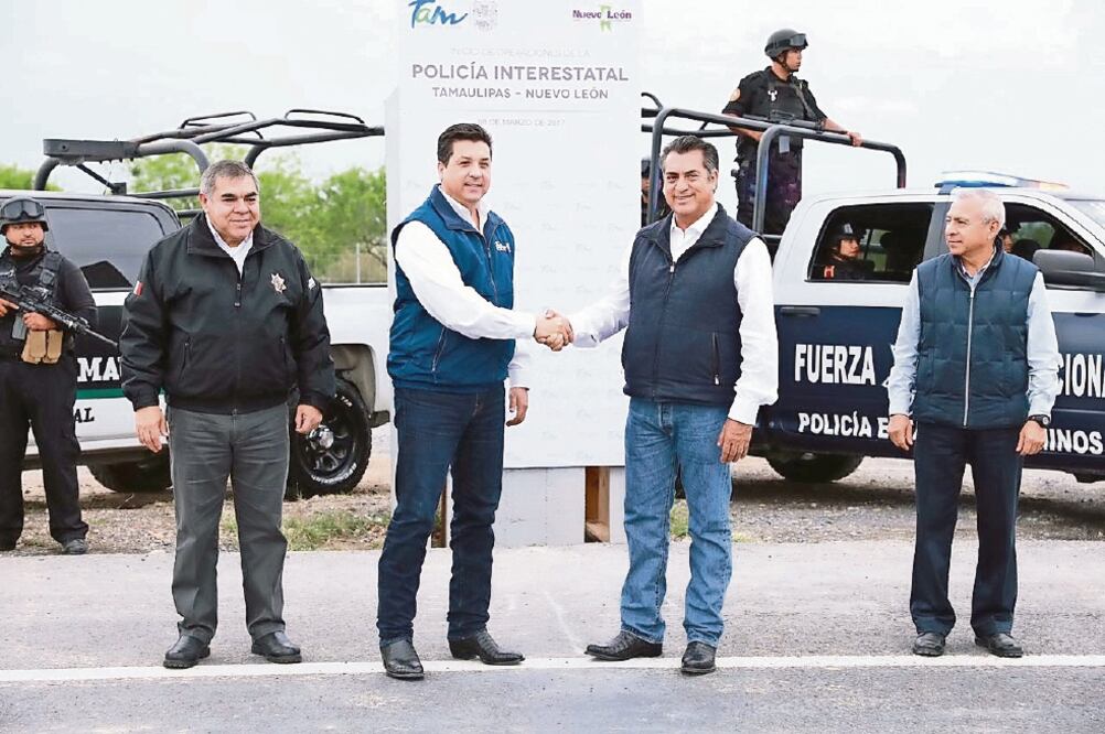 Los gobernadores de Tamaulipas, Francisco García Cabeza de Vaca, y de Nuevo León, Jaime Rodríguez Calderón, dieron el banderazo de salida de las unidades oficiales (GOBIERNO DE NUEVO LEÓN)