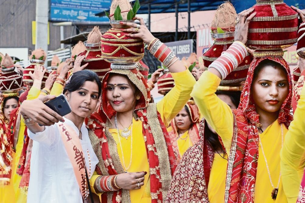 Una mujer se tomó ayer una selfie durante una procesión religiosa en la ciudad de Amritsar, en la India. (NARINDER NANU. AFP)
