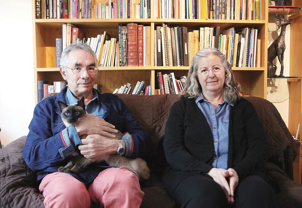 Impulsores de la Fundación Leonora Carrington. Gabriel Weisz Carrington y Patricia Argomedo, acompañados por su gato Bakunin (Especial)