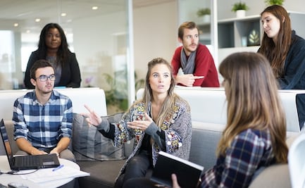 ¿Romance en la oficina? Lo que debes saber antes de involucrarte