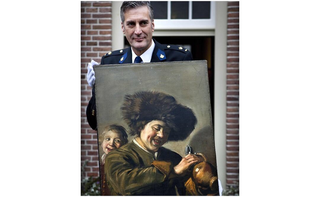 En la foto, un policía muestra el cuadro de Frans Hals tras recuperarlo en 2011. Foto: Ilvy Njiokiktjien / ANP / AFP
