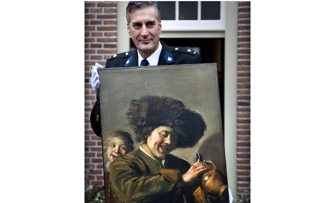 En la foto, un policía muestra el cuadro de Frans Hals tras recuperarlo en 2011. Foto: Ilvy Njiokiktjien / ANP / AFP