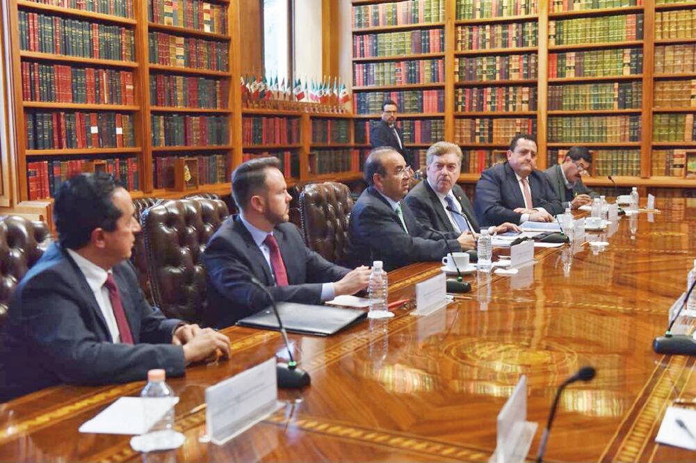 El secretario de Gobernación, Alfonso Navarrete Prida (tercero de izq. a der.), recibió a gobernadores del PAN en instalaciones de la dependencia (SEGOB)