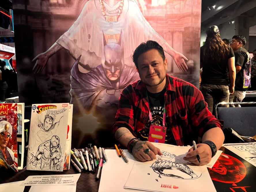 Rulo Valdés, reconocido por su participación en proyectos de alto perfil como Batman: The World, ha logrado consolidar un estilo que fusiona la identidad visual mexicana con el lenguaje universal de los superhéroes. Foto: Andrea Oliva