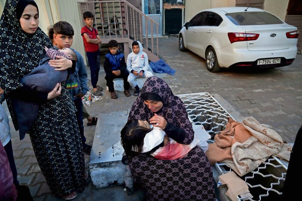 Una madre al llorar ayer por su hija, que murió en el bombardeo israelí de la Franja de Gaza, en Deir al Balah. Foto: Hatem Moussa | AP