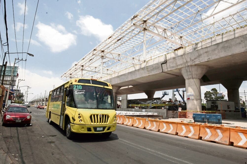 Los transportistas se tendrán que agrupar en una sola empresa para poder dar el servicio en las unidades articuladas (JORGE ALVARADO. EL UNIVERSAL)