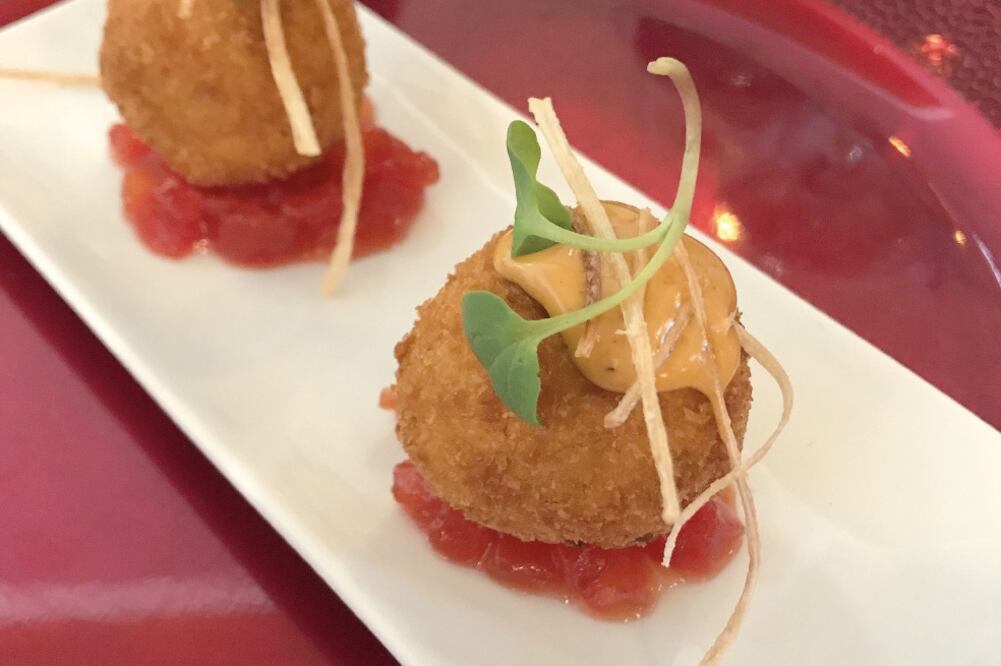 Croquetas de bacalao con tomate. (MARÍA HERNÁNDEZ)