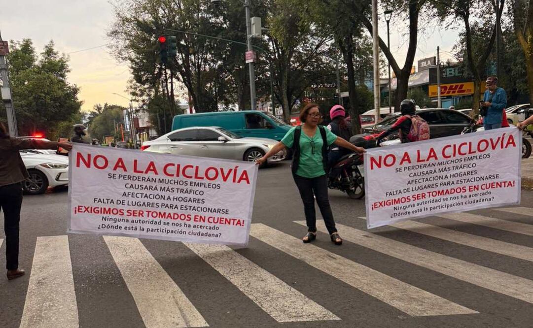 Protestan en alcaldía Tlalpan contra la construcción de una ciclovía; podría reducir espacios de estacionamiento y complicar el tránsito local.
Foto: Especial.