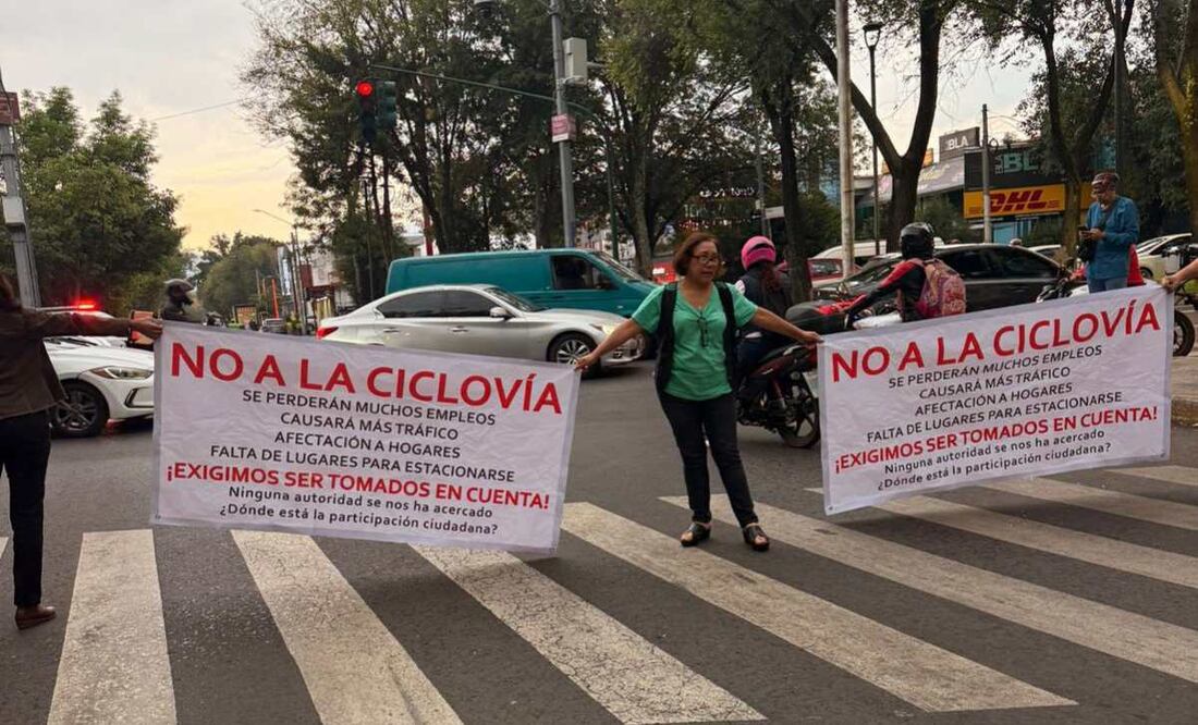 Protestan en alcaldía Tlalpan contra la construcción de una ciclovía; podría reducir espacios de estacionamiento y complicar el tránsito local.
Foto: Especial.