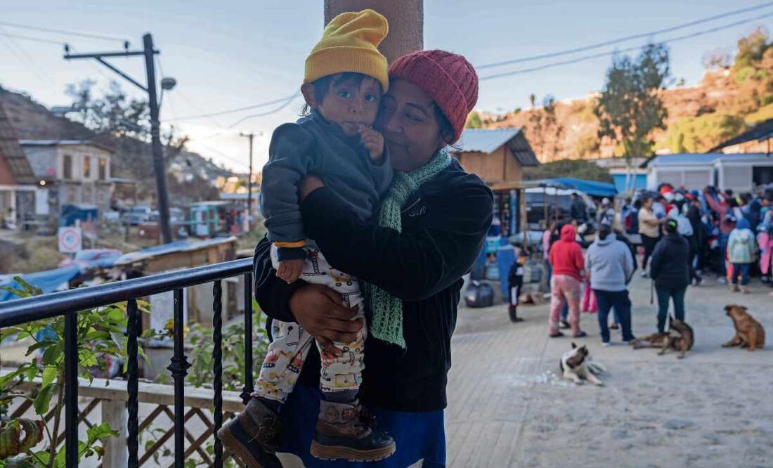 Rafaela y su familia se vieron obligados a huir de Oaxaca porque grupos criminales querían reclutar a su hijo mayor, y este lunes tienen cita para pedir asilo y exponer su caso ante las autoridades migratorias de Estados Unidos. Foto: Aimee Melo / EL UNIVERSAL