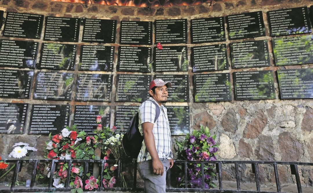 Fidel Pérez visita el monumento donde aparecen los nombres de las víctimas de la masacre en El Mozote, en Meanguera, El Salvador. Foto: Rodrigo Sura. EFE