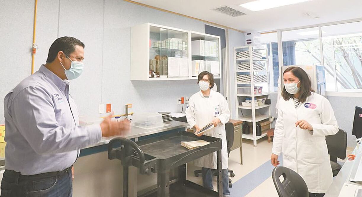 En una visita al Laboratorio Estatal de Salud Pública de Guanajuato, el gobernador Diego Sinhue Rodríguez llamó a la ciudadanía a mantenerse en sus hogares para evitar contagios de coronavirus.
