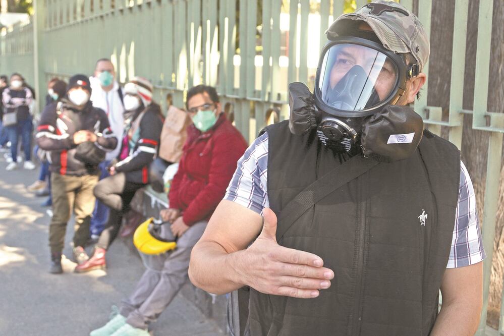 Pablo Martínez, médico cirujano en Texcoco, en la fila de personal que aún no está en las listas de vacunación. Foto: CARLOS MEJÍA. EL UNIVERSAL