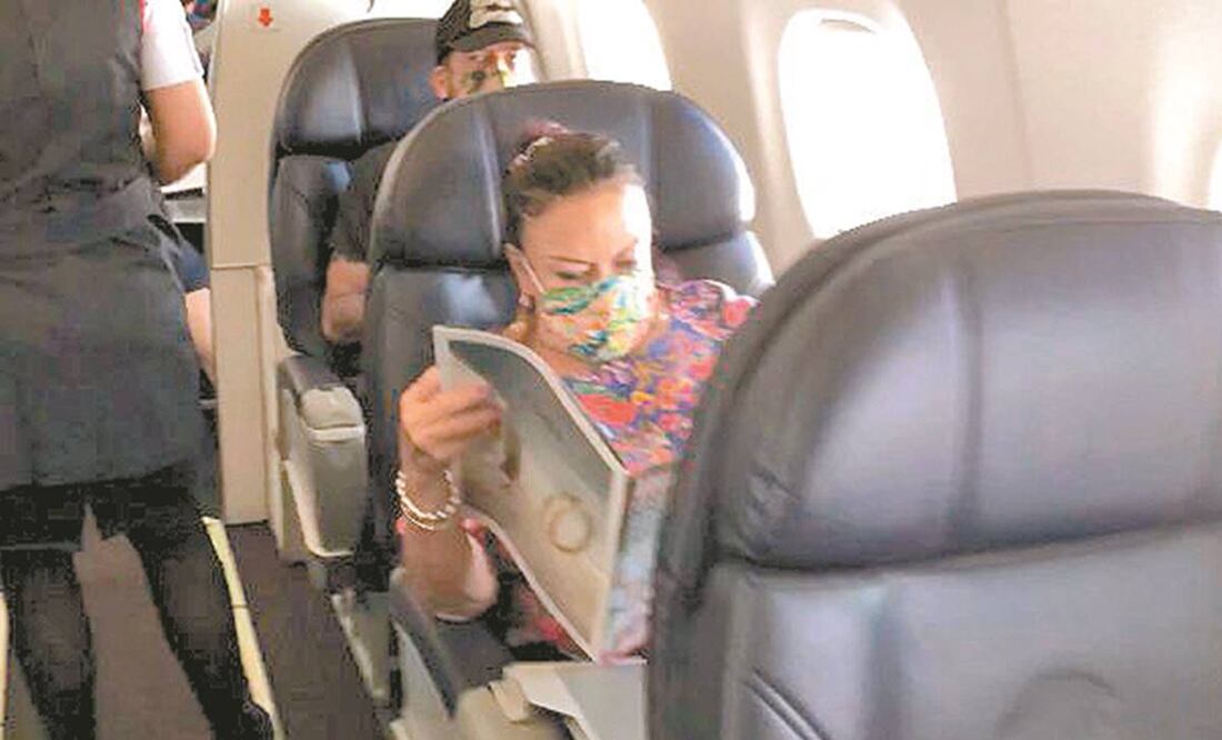 La cónsul Isabel Arvide viajó ayer en primera clase que, aseguró, tomó porque ya no había lugares disponibles en la categoría turista. Foto: ESPECIAL