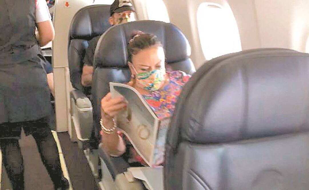 La cónsul Isabel Arvide viajó ayer en primera clase que, aseguró, tomó porque ya no había lugares disponibles en la categoría turista. Foto: ESPECIAL