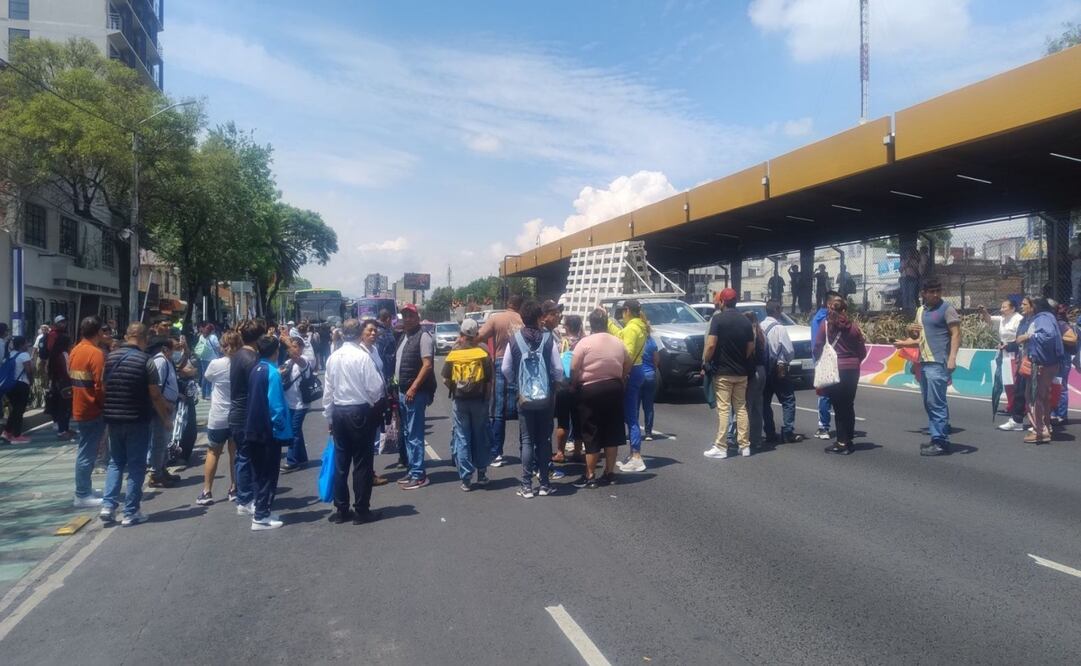 Usuarios bloquean Calzada de Tlalpan por falta de RTP en estación Xola. Foto: Especial