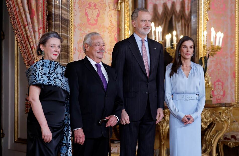 Los reyes Felipe VI y Letizia junto al escritor mexicano Gonzalo Celorio, galardonado con el Premio Cervantes 2025, y su esposa Silvia Garza. Foto: EFE