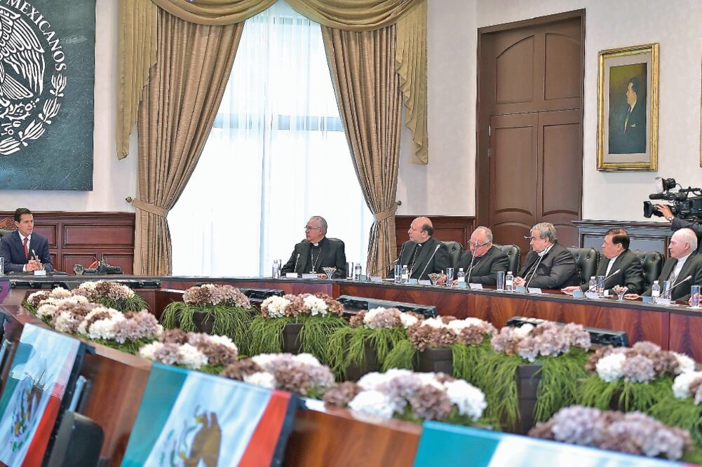 El presidente Enrique Peña Nieto se reunió con los integrantes de la Conferencia del Episcopado Mexicano, presidida por el arzobispo de Guadalajara, Jo sé Francisco Robles Ortega, con quienes sostuvo diálogo en torno a Prospectiva de 2017 (PRESIDENCIA)