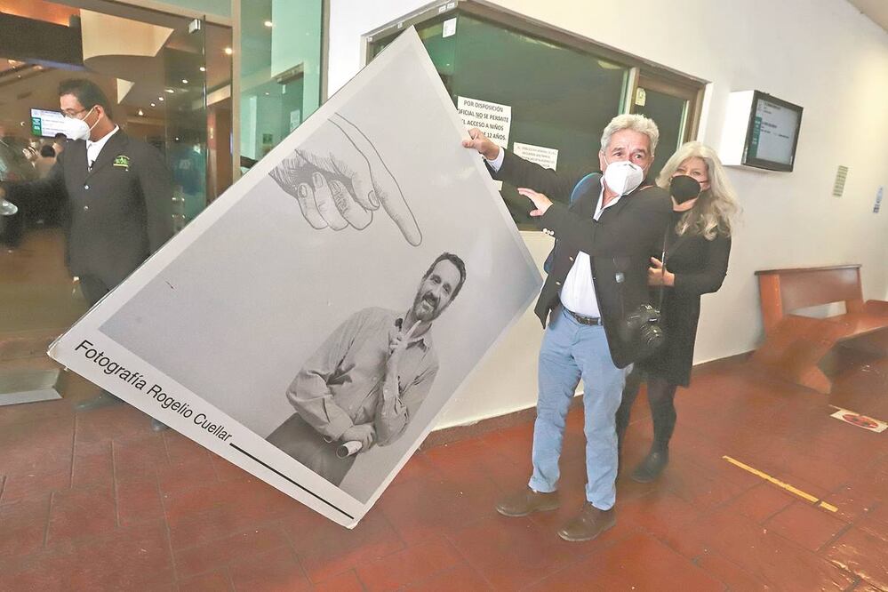 Llegada de Rogelio Cuellar con una foto del maestro a la funeraria Gayosso de Sullivan donde están velando los restos del artista plástico Vicente Rojo. Foto: Berenice Fregoso/ El Universal