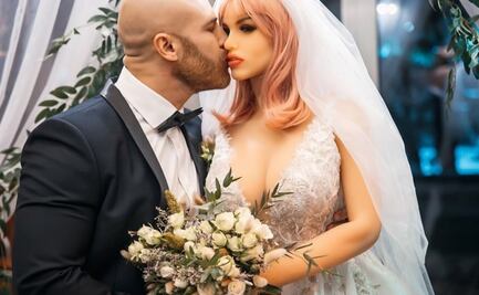 La historia de amor de un hombre que se casó con su muñeca y lo presume en Instagram