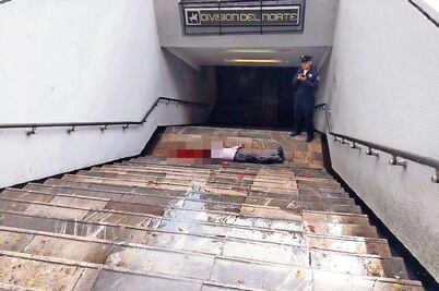 Asesinan a hombre en escaleras del Metro División tras retirar dinero del banco