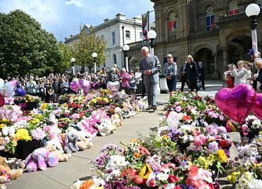 Rey Carlos III visita Southport, ciudad británica donde tres niñas murieron acuchilladas por un joven