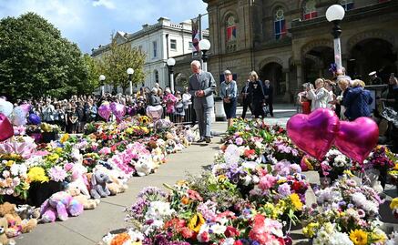 Rey Carlos III visita Southport, ciudad británica donde tres niñas murieron acuchilladas por un joven