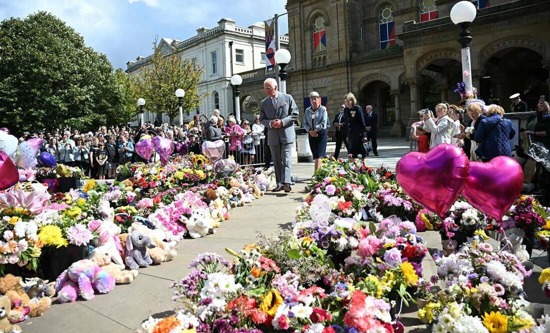 El rey Carlos III de Gran Bretaña reacciona mientras ve los homenajes frente al Ayuntamiento de Southport. Foto: AFP