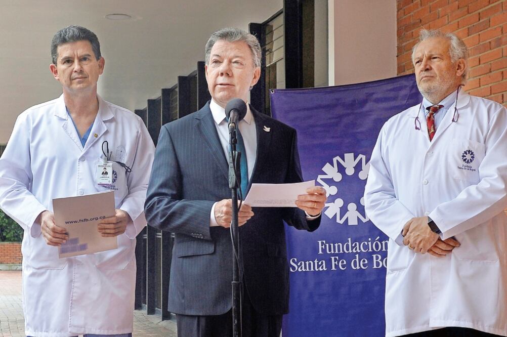 El presidente colombiano, Juan Manuel Santos, acompañado por sus médicos, habló de su estado de salud ayer, afuera de la Clínica Fundación Santa Fe de Bogotá, donde le practicaron algunos exámenes. (FOTO: REUTERS)