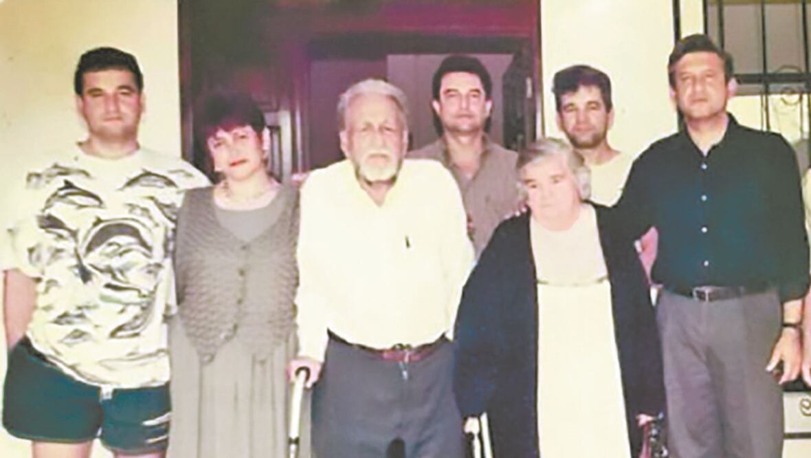 Candelaria Beatriz López Obrador (segunda de izq. a der.), hermana del presidente Andrés Manuel López Obrador (der.), vivía en el estado de Chiapas y se desempeñaba como profesora. ESPECIAL