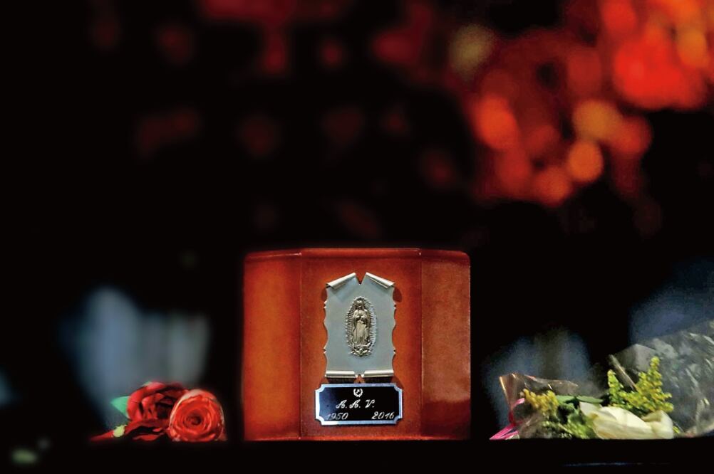 La urna de madera con una imagen de la Virgen de Guadalupe y las iniciales A.A.V. fue expuesta en Bellas Artes durante 29 horas; el acto convocó a 700 mil personas la semana pasada (FERNANDO RAMIREZ. EL UNIVERSAL)