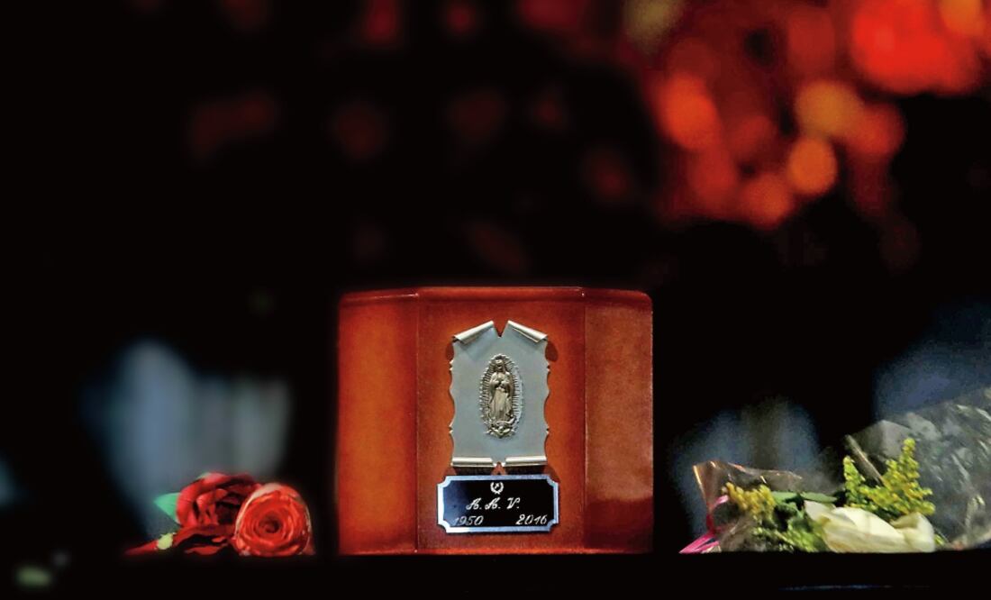 La urna de madera con una imagen de la Virgen de Guadalupe y las iniciales A.A.V. fue expuesta en Bellas Artes durante 29 horas; el acto convocó a 700 mil personas la semana pasada (FERNANDO RAMIREZ. EL UNIVERSAL)