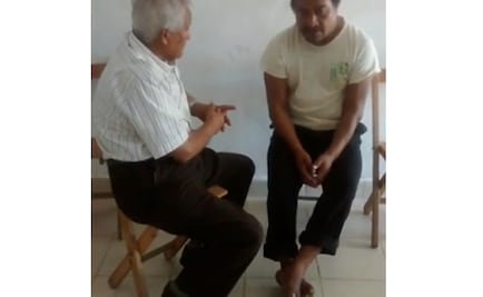 Sacerdote visita a síndico de El Bosque retenido por tzotziles en Chiapas