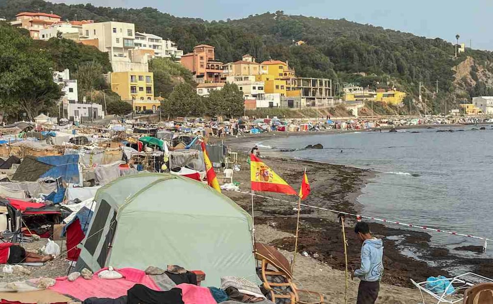 Vista de las tiendas de campaña y construcciones improvisadas por los migrantes asentados en la playa del Trampolín, esta mañana en Ceuta. Foto: EFE