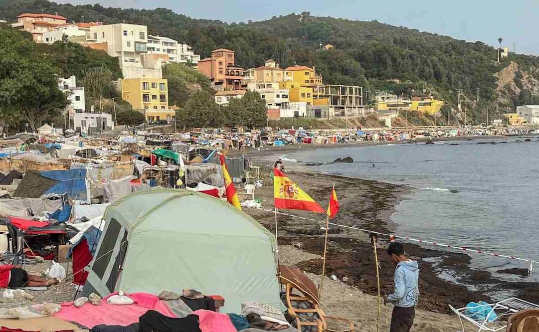 Vista de las tiendas de campaña y construcciones improvisadas por los migrantes asentados en la playa del Trampolín, esta mañana en Ceuta. Foto: EFE