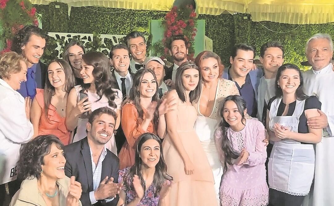 La telenovela llega hoy a su final, uno en el que Marcia (Arámbula) encontrará su final feliz. La producción festejó con mariachi, luego de grabar en el Lienzo Charro, al sur de la Ciudad de México.Foto: Armando Pereda/EL UNIVERSAL