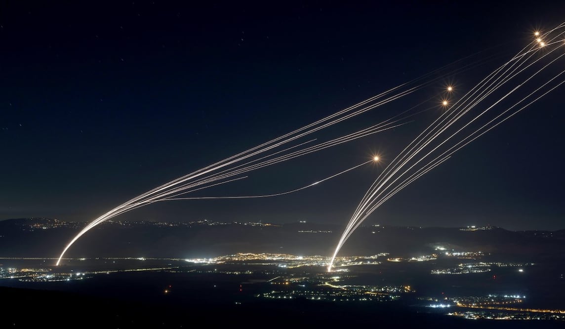 Proyectiles disparados desde el sistema israelí de defensa antiaérea Cúpula de Hierro para interceptar misiles lanzados desde el sur del Líbano, sobre la alta Galilea, norte de Israel, a primera hora del 04 de agosto de 2024. El ejército israelí informó que alrededor de 50 misiles fueron lanzados desde el sur del Líbano hacia territorios israelíes. El 3 de agosto, las FDI habían informado de que habían atacado objetivos de Hezbolá en el sur del Líbano. (Cúpula de Hierro, Líbano, Hizbulá/Hezbolá) EFE/EPA/ATEF SAFADI