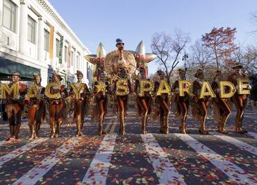 Con globos, celebridades y Santa desfile del Día de Acción de Gracias de Macy's inicia la temporada navideña
