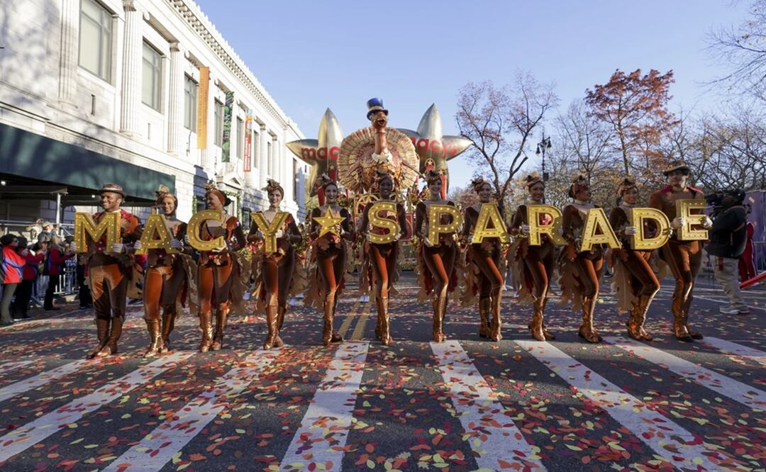 Los artistas del desfile lideran la carroza de Tom Turkey por Central Park West al comienzo del desfile del Desfile anual del Día de Acción de Gracias de Macy's. Foto: AP