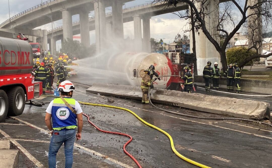 Explosión de pipa de gas en Puente de la Concordia en Iztapalapa (10/09/2025). Foto: Valente Rosas / EL UNIVERSAL