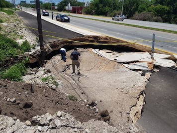 Se abre socavón en carretera Playa del Carmen-Tulum, zona donde correrá el Tren Maya