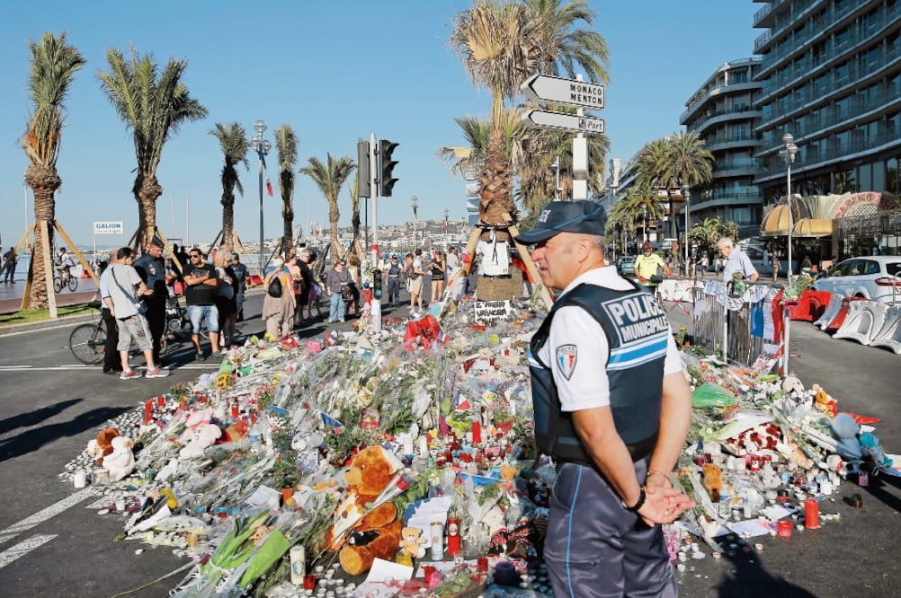 Un policía vigila el memorial por las víctimas que dejó el atacante en Niza, en el Paseo de los Ingleses, el jueves pasado (LAURENT CIPRIANI. AP)