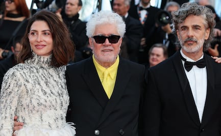 Pedro Almodóvar desafía a la mala suerte de amarillo y recibe ovación en Cannes