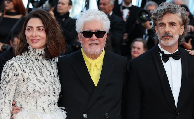 Pedro Almodóvar desafía a la mala suerte de amarillo y recibe ovación en Cannes