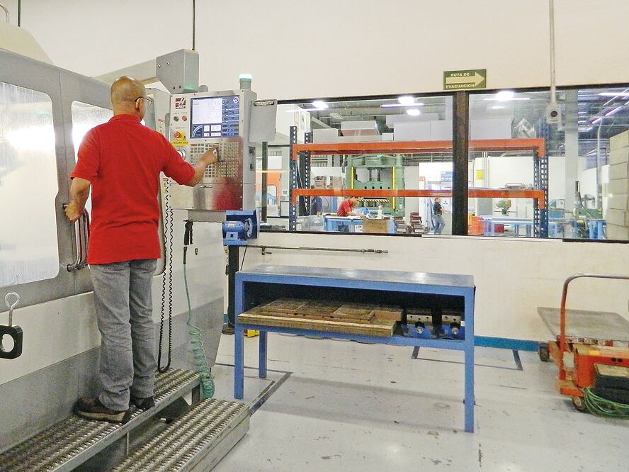 En 17 de las 21 actividades que comprende el sector se reportó un decremento de sus plantillas laborales durante diciembre. Foto: Especial