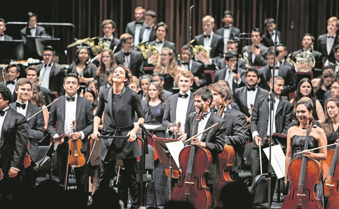 La directora mexicana Alondra de la Parra, junto a la Orquesta Escuela Carlos Chávez y la Orquesta Juvenil Nacional de Alemania, durante el concierto del Año Dual Alemania-México 2016-2017. Foto: Archivo EL UNIVERSAL
