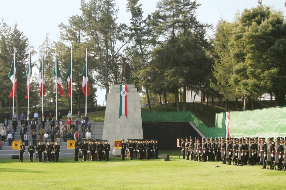 Los titulares de la Sedena, Salvador Cienfuegos, y de Semar, Vidal Francisco Soberón, así como el general Francisco Aguilar, director de la Escuela Superior de Guerra, encabezaron la ceremonia del 85 aniversario de su creación. (CARLOS MEJÍA. EL UNIVERSA)