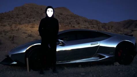 Explota su Lamborghini Huracán para vender NFTs de los restos