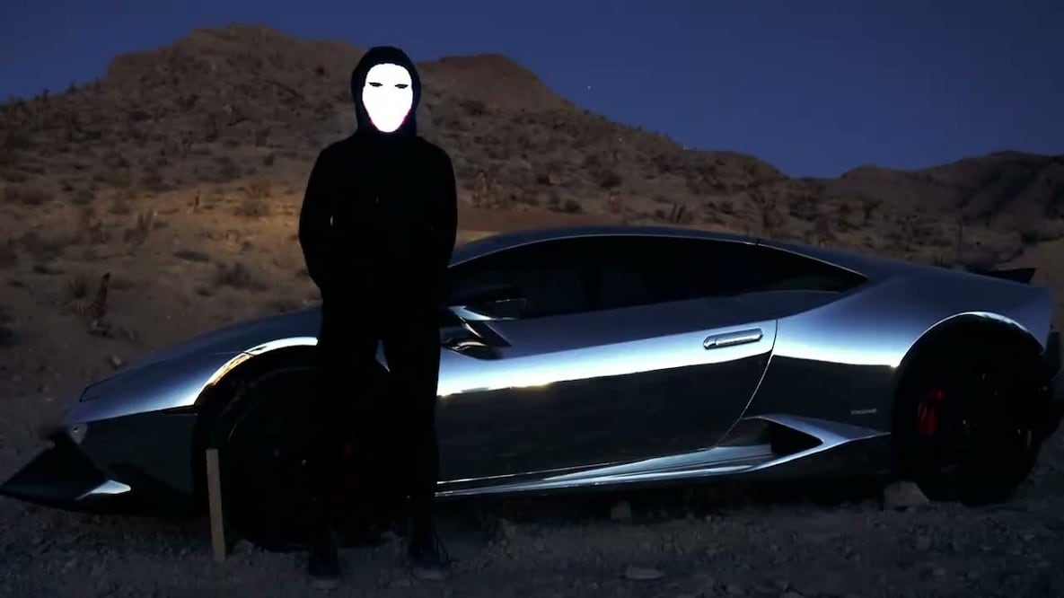 El artista conceptual subastará 888 partes del Lamborghini / Foto: Twitter @SHL0MS